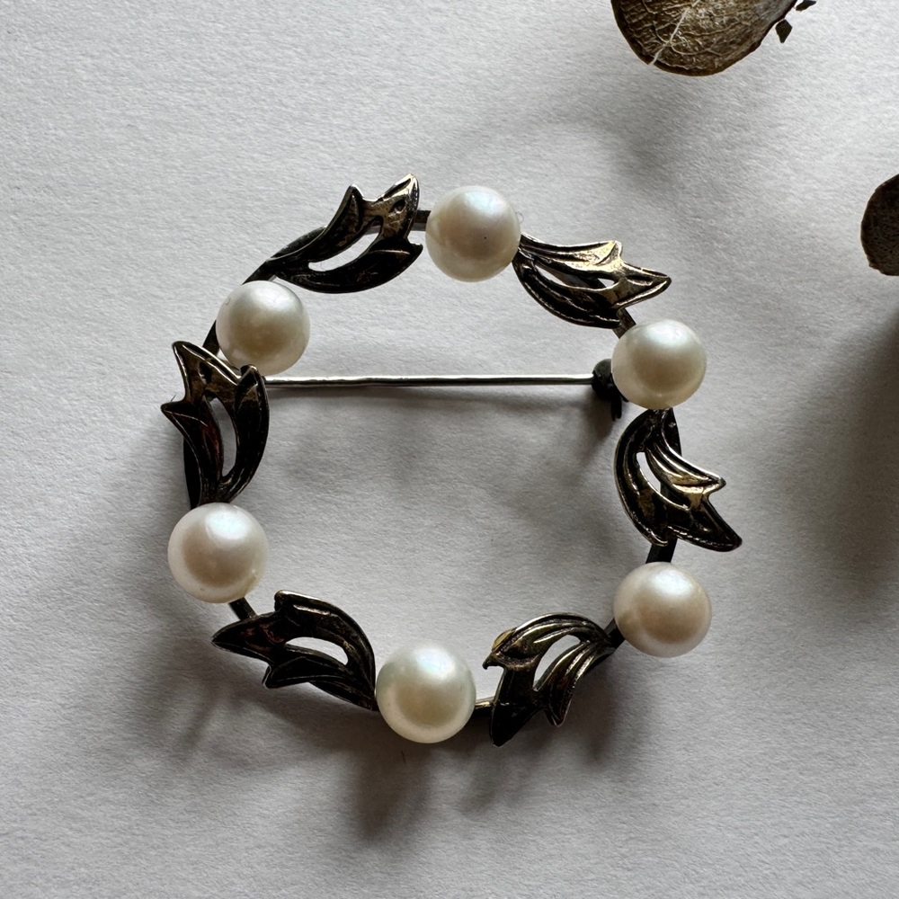 Elegant Pearl and Gold Leaf Brooch